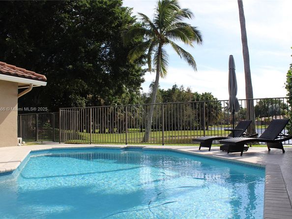 940 Lakewood Ct, Weston FL 33326