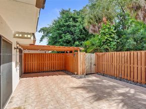 9112B SW 20th St, Davie FL 33324