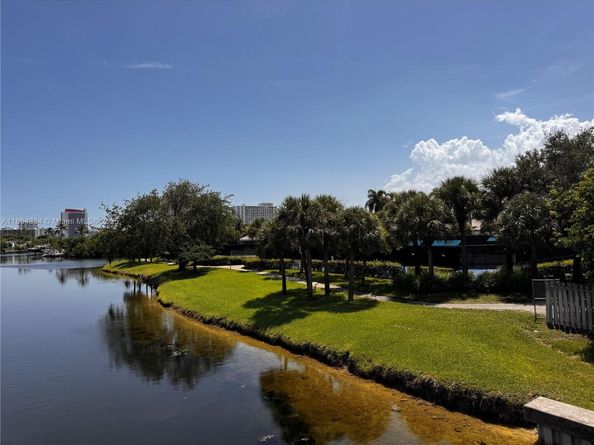 876 W Spinnaker Dr W, Hollywood FL 33019