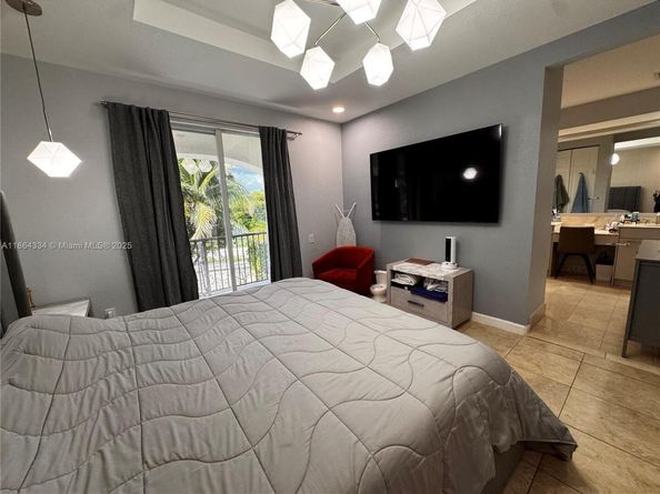 876 W Spinnaker Dr W, Hollywood FL 33019