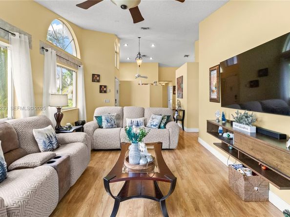 7464 S Pinewalk Dr S 8118, Margate FL 33063