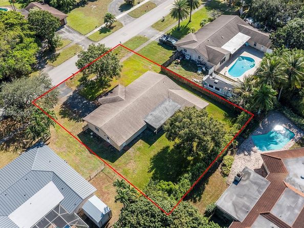 1561 SW 72nd Ave, Plantation FL 33317
