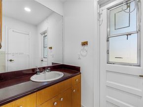 1561 SW 72nd Ave, Plantation FL 33317