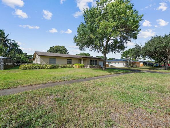 1561 SW 72nd Ave, Plantation FL 33317