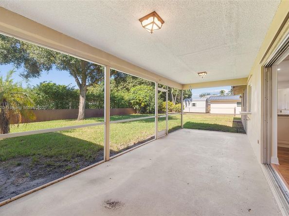 1561 SW 72nd Ave, Plantation FL 33317