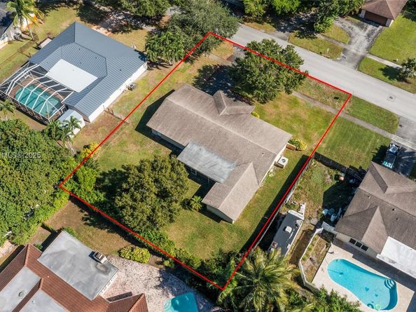 1561 SW 72nd Ave, Plantation FL 33317