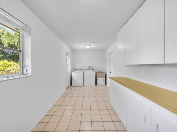 1561 SW 72nd Ave, Plantation FL 33317