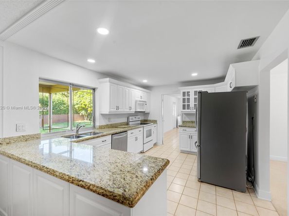 1561 SW 72nd Ave, Plantation FL 33317