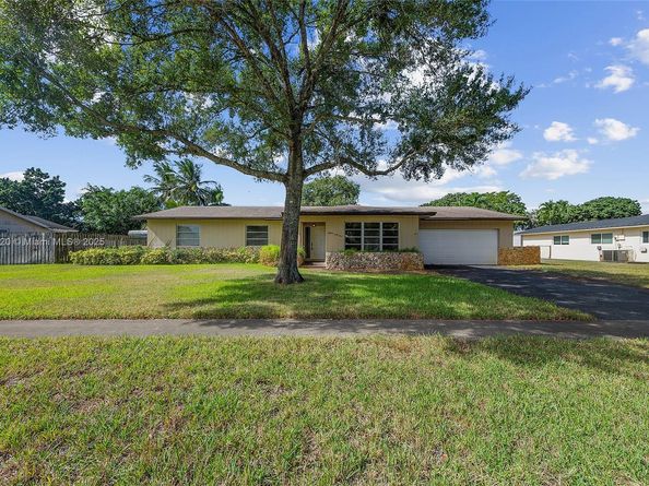 1561 SW 72nd Ave, Plantation FL 33317