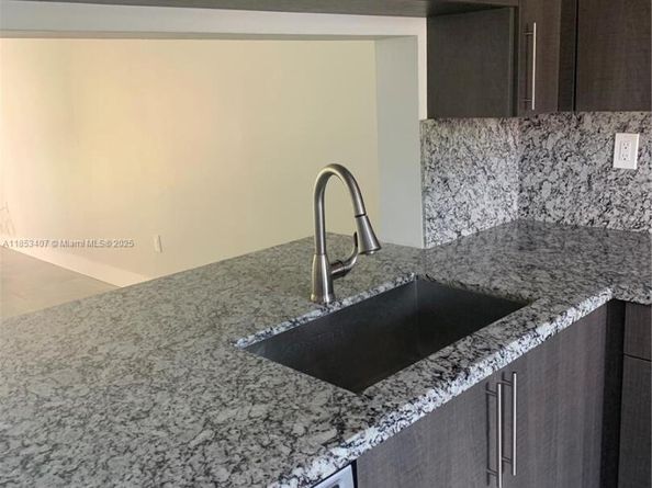 425 W Park Dr 12, Miami FL 33172