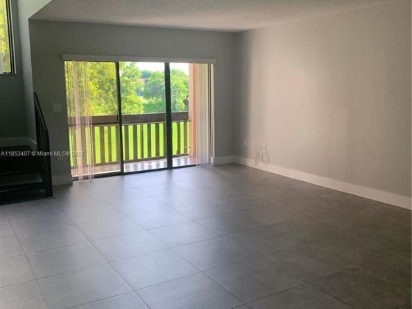 425 W Park Dr 12, Miami FL 33172
