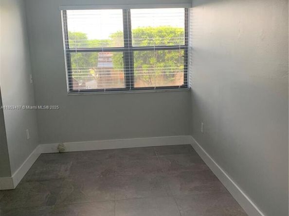 425 W Park Dr 12, Miami FL 33172