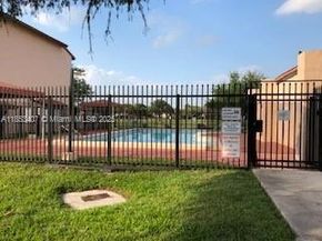 425 W Park Dr 12, Miami FL 33172
