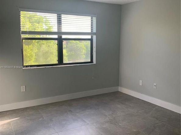425 W Park Dr 12, Miami FL 33172