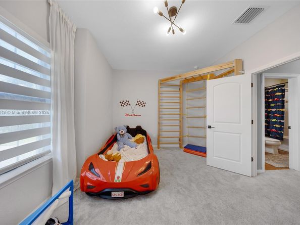 2454 Primrose Pl, Oakland Park FL 33309