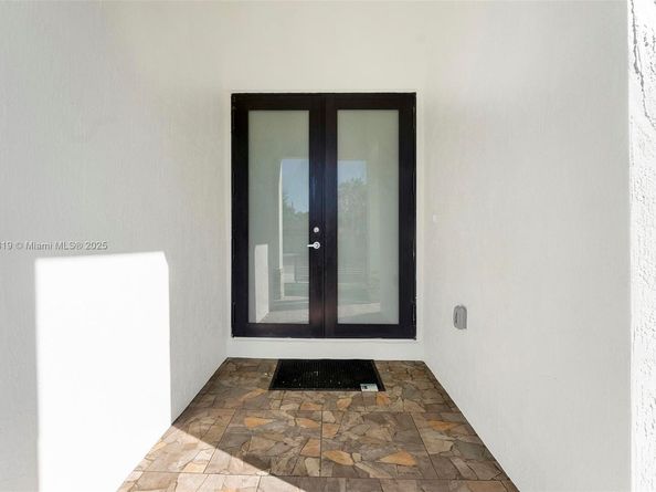 340 NW 139th St, North Miami FL 33168