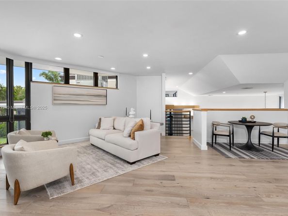 2965 NE Surrey Ln, Weston FL 33331
