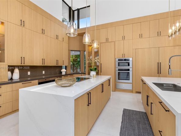 2965 NE Surrey Ln, Weston FL 33331