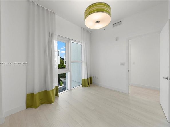 455 NE 39th St 302, Miami FL 33137