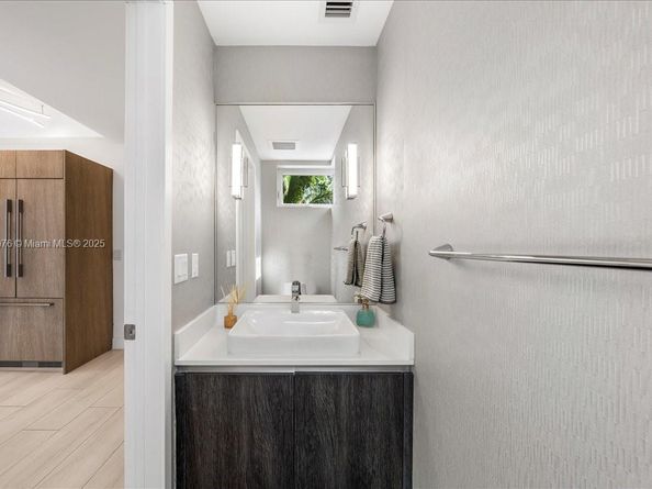 455 NE 39th St 302, Miami FL 33137