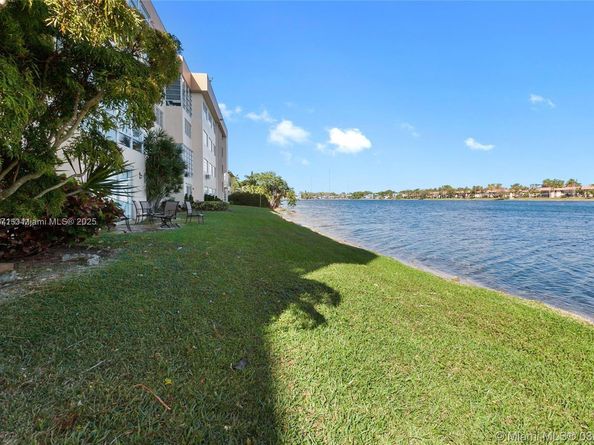 873 NE 195th St 307, Miami FL 33179