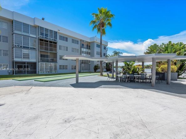 873 NE 195th St 307, Miami FL 33179