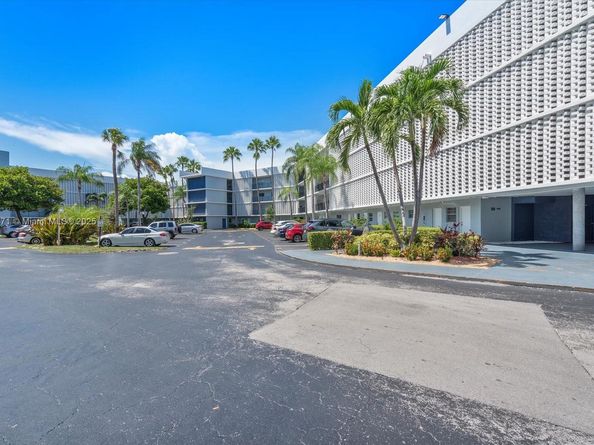 873 NE 195th St 307, Miami FL 33179