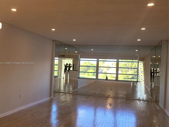 873 NE 195th St 307, Miami FL 33179