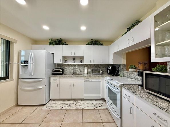 318 Lakeview Dr 203, Weston FL 33326