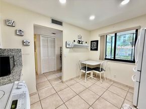 318 Lakeview Dr 203, Weston FL 33326