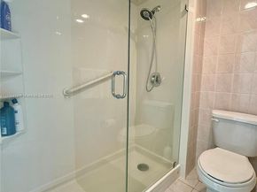 318 Lakeview Dr 203, Weston FL 33326