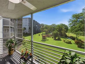 625 Oaks Dr 304, Pompano Beach FL 33069
