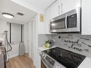 625 Oaks Dr 304, Pompano Beach FL 33069