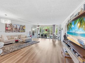 625 Oaks Dr 304, Pompano Beach FL 33069