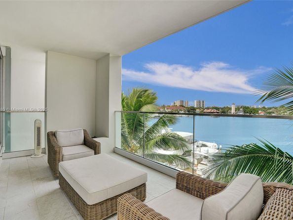 3750 Yacht Club Dr TH2, Aventura FL 33180