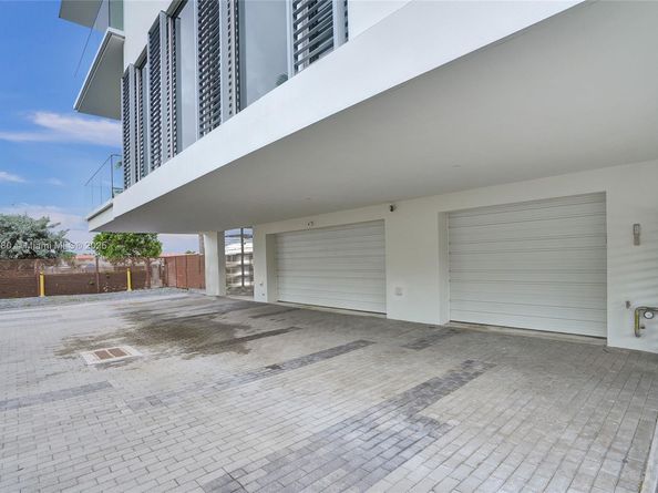 3750 Yacht Club Dr TH2, Aventura FL 33180
