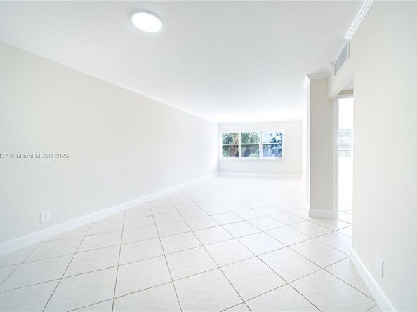 2555 NE 11th St 310, Fort Lauderdale FL 33304