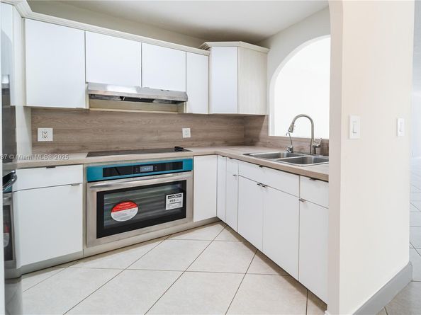 2555 NE 11th St 310, Fort Lauderdale FL 33304