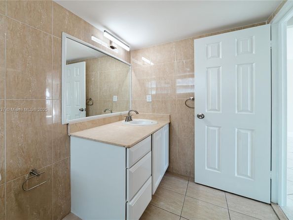 2555 NE 11th St 310, Fort Lauderdale FL 33304
