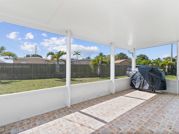 11420 SW 44th St, Miami FL 33165