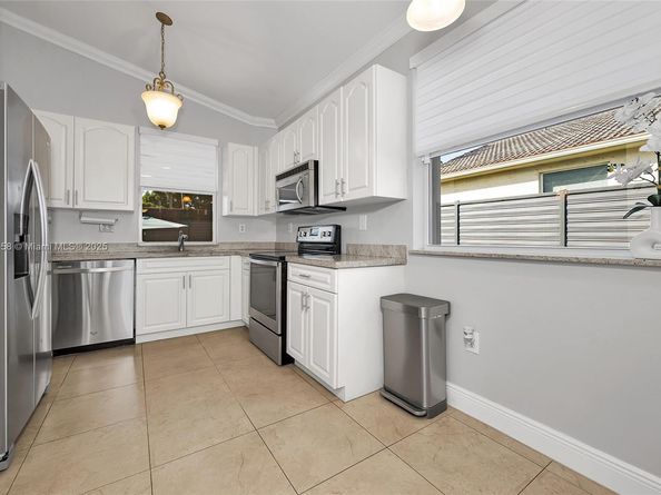 18332 SW 94th Ct, Palmetto Bay FL 33157