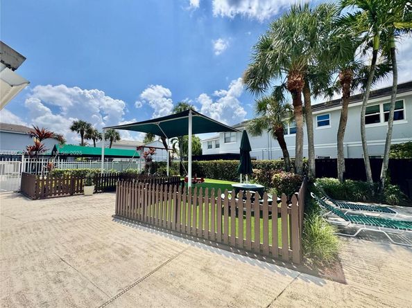 4850 Grapevine Way, Davie FL 33331