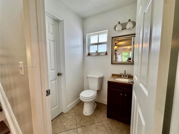 4850 Grapevine Way, Davie FL 33331