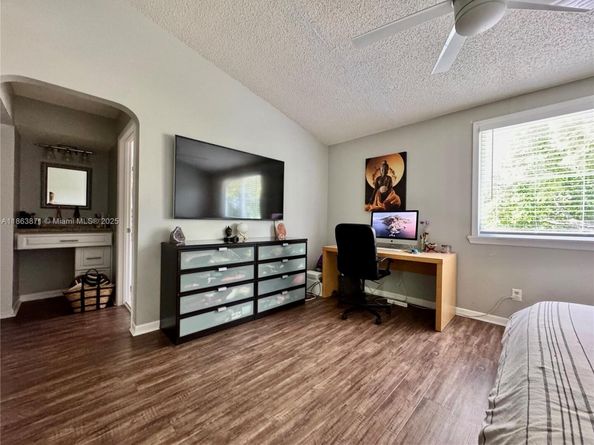 4850 Grapevine Way, Davie FL 33331