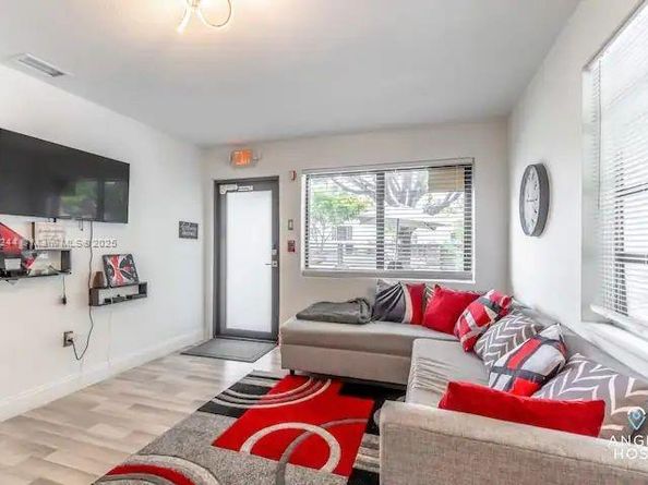 43 NW 41st St, Miami FL 33127