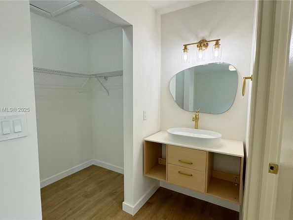 809 SW 10th St, Hallandale Beach FL 33009