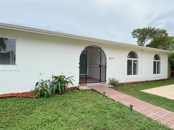 809 SW 10th St, Hallandale Beach FL 33009