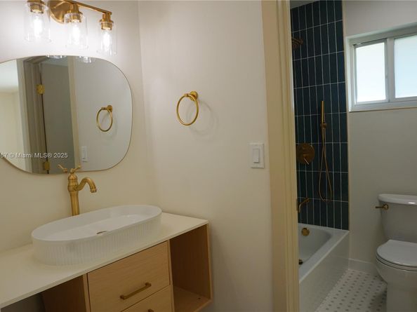 809 SW 10th St, Hallandale Beach FL 33009