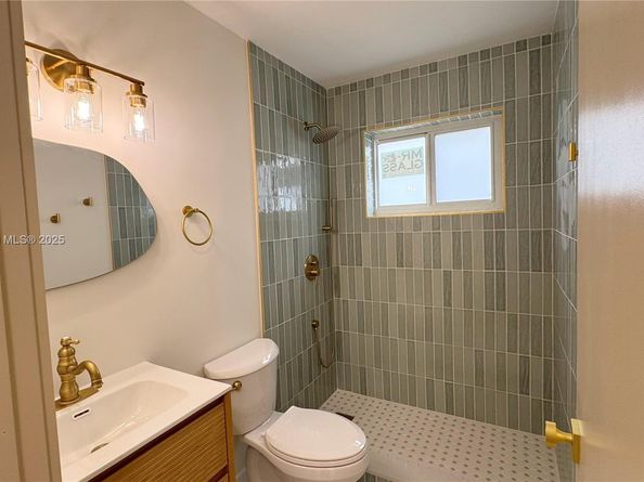 809 SW 10th St, Hallandale Beach FL 33009