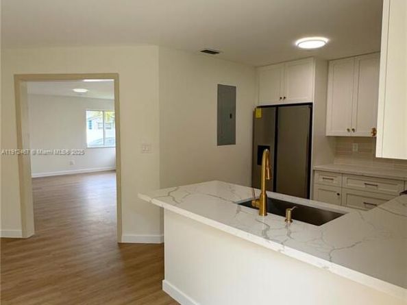 809 SW 10th St, Hallandale Beach FL 33009